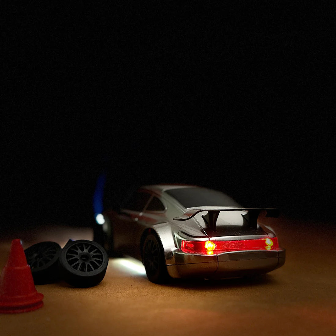 Drift Retro RC Silver – igračka auto za driftovanje sa punjačem i dodatnim gumama