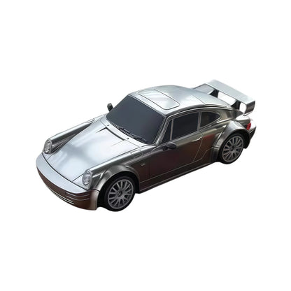 Drift Retro RC Silver – igračka auto za driftovanje sa punjačem i dodatnim gumama