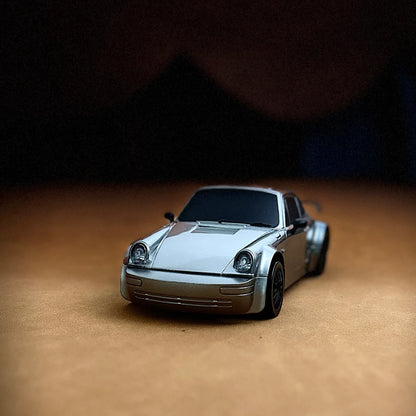 Drift Retro RC Silver – igračka auto za driftovanje sa punjačem i dodatnim gumama