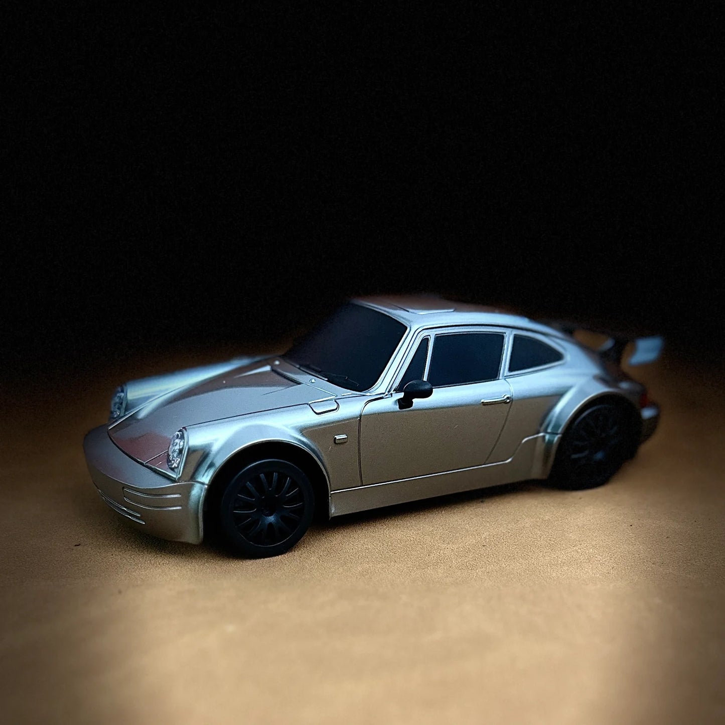 Drift Retro RC Silver – igračka auto za driftovanje sa punjačem i dodatnim gumama