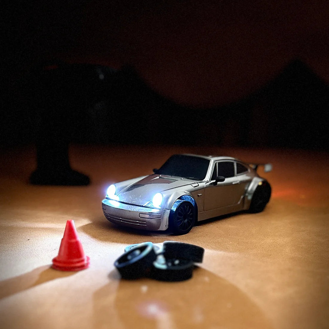 Drift Retro RC Silver – igračka auto za driftovanje sa punjačem i dodatnim gumama